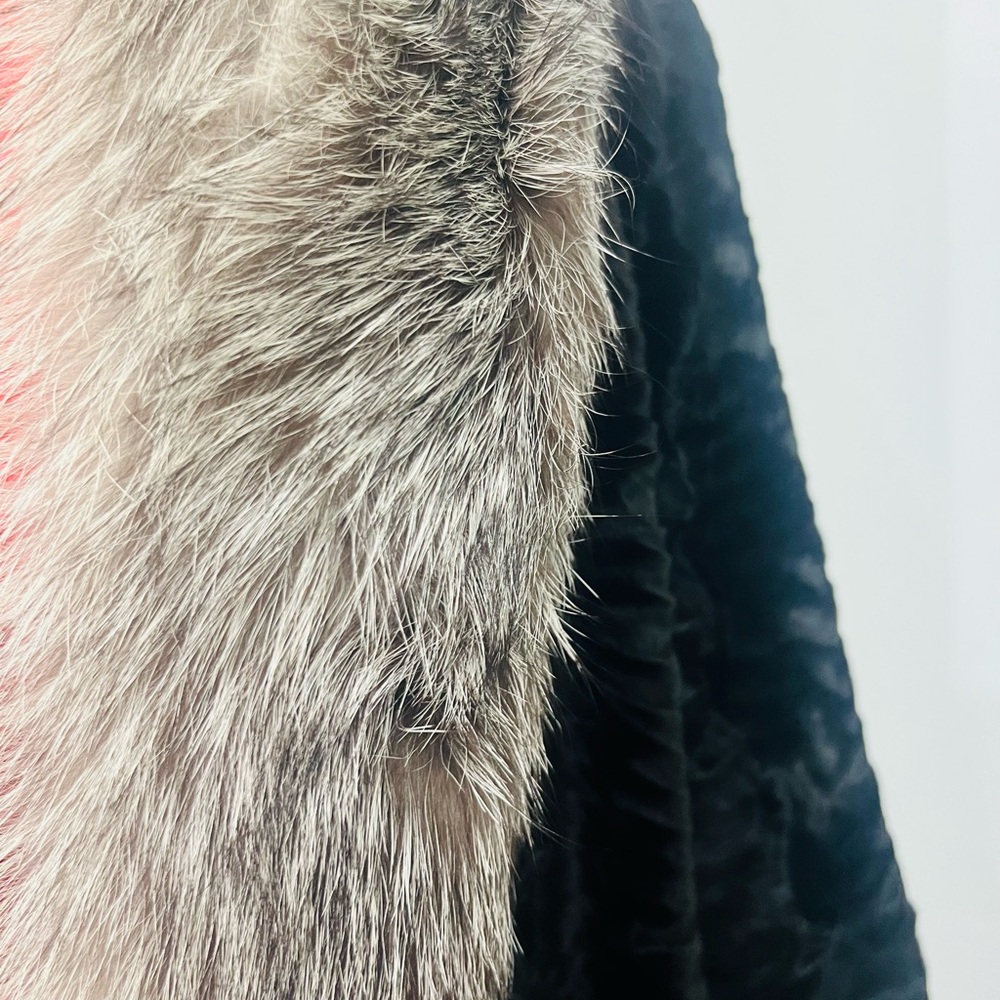 Chic Black Cape with Luxurious Fur Trim - Picture 3 of 4